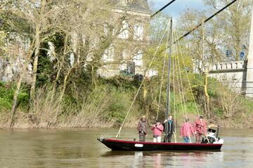 L Alose, une plate de Loire, navigue sur la Loire à Chalonnes-sur-Loire, avec cinq personnes à son bord.