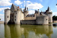 Visit the Château de Sully-sur-Loire differently