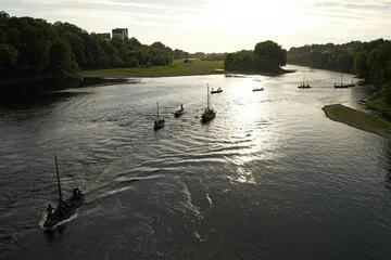 Le soleil se couche sur la Loire et des bateaux remontant le fleuve arrivent sur Tours.